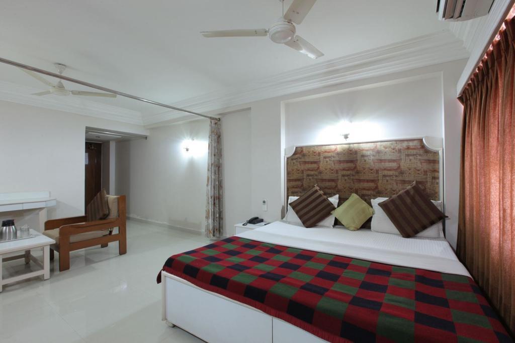 Hotel Prudent Vadodara Pokój zdjęcie