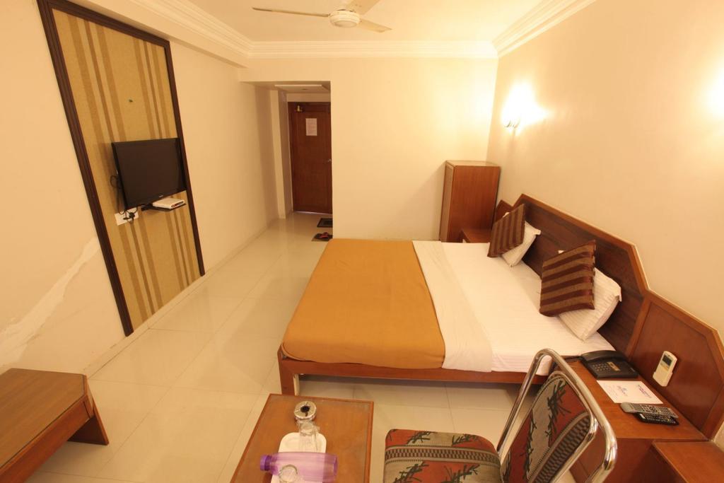 Hotel Prudent Vadodara Pokój zdjęcie